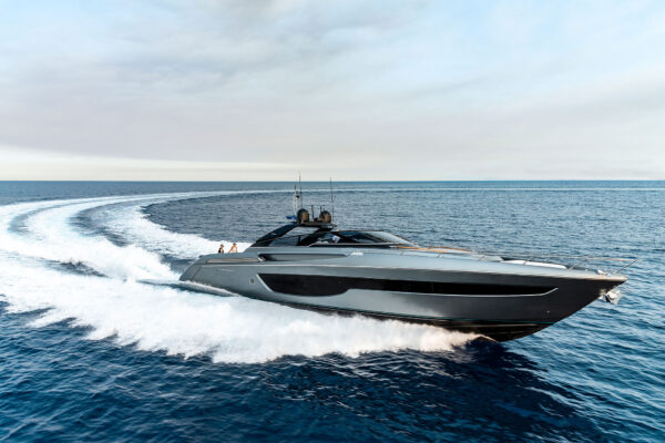 Riva_76BahamasSuperNew_Cruising-0001-600x400